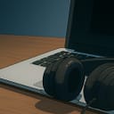 Cuffie appoggiate su un computer portatile.